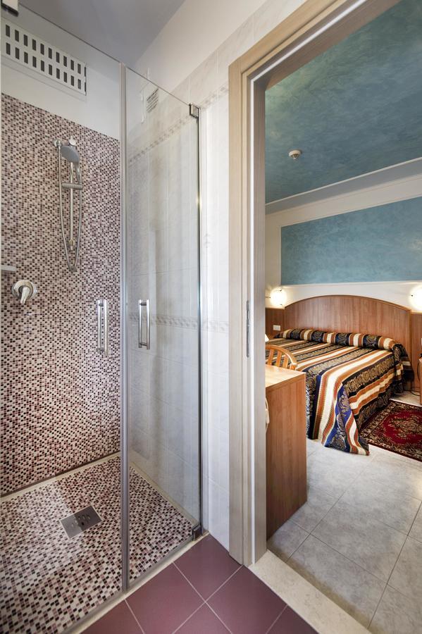 Hollywood***s Hotel Lido di Jesolo
